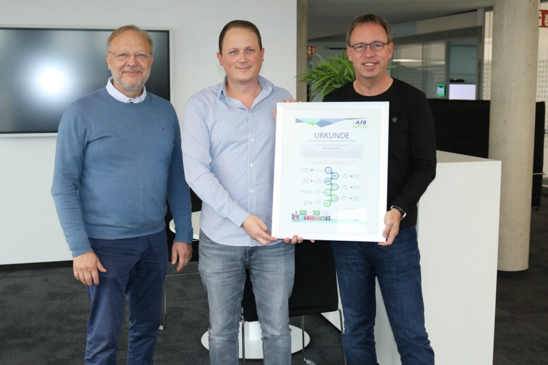 Rainer Berndt (Projektzuständiger EASY), Nicolai Gräff (Projektzuständiger AfB) und Andreas Zipser (CEO EASY) halten die Urkunde zu den Ergebnissen der Zusammenarbeit in 2022 hoch.