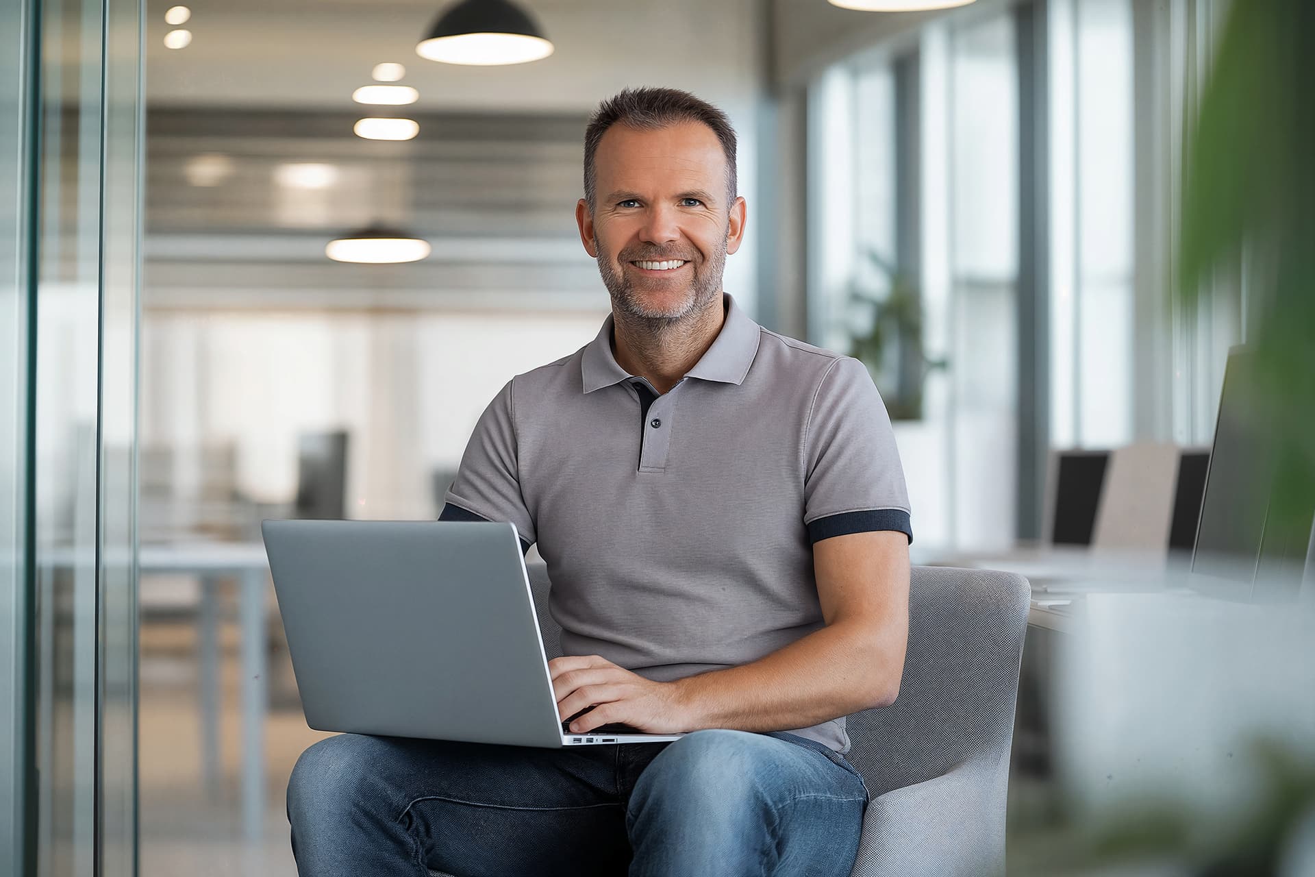 Mann arbeitet mit easy DMS