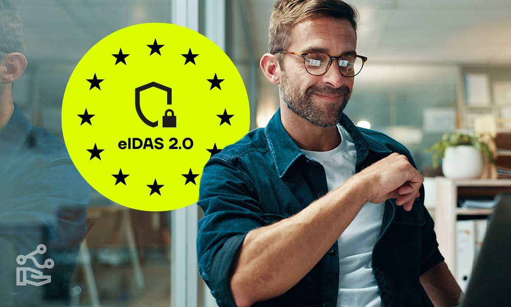 Erfreute Person vor Notebook: eIDAS 2.0 und das EUDI-Wallet verbessern vertrauenswürdige Transaktionen im EU-Raum.