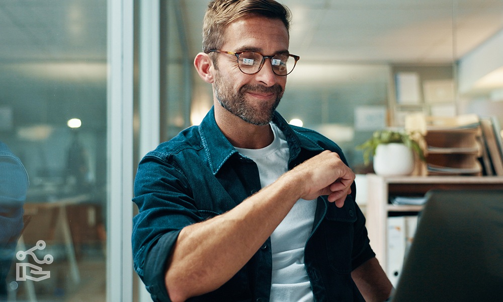 Zuversichtlich wirkende Person zum Thema EU Cloud Provider und digitale Datensouveränität.